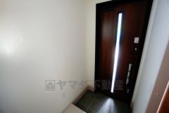 同仕様写真。たっぷり収納できるシューズボックスです。家族全員の靴がきれいに整頓できます。棚の上にお花や写真を飾っても良いですね。