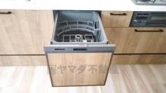 食後の時間にゆとりを与えてくれる食器洗い乾燥機。操作ボタンも上面にあるので、腰をかがめずに操作が楽々。