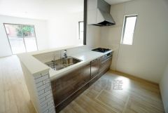 同仕様写真。リビングやダイニングからキッチン周りが丸見えにならない対面式キッチン。テレビ鑑賞や家族との対話がしやすく、ご家族の温かい時間を演出します。