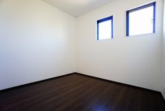 床の傷や汚れが目立ちにくいダークブラウンのフローリングは、部屋全体に落ち着きや重厚感をもたらしてくれます。
