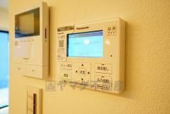 キッチン横からお湯張り、追い炊き、足し湯がボタン一つで楽々操作できる給湯機リモコンです。忙しい夕飯準備の時間帯に重宝しますね。