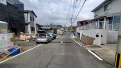 現地（2025年11月26日）撮影。前面道路は広く、車同士がすれ違うスペースが十分にあります。落ち着いた住宅地内で快適な生活を実現してみませんか＾＾