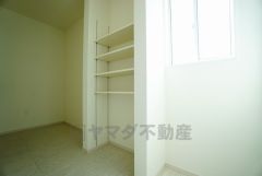まとめ買いしてもこの収納量なら心配要らずのパントリー。調理家電や食品のストックをすっきりまとめられ、キッチン周りを広々使えます。