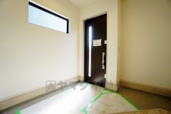 採光も考えられた明るい玄関です。たっぷり収納できるシューズボックス付き、家族全員の靴がきれいに整頓できます。