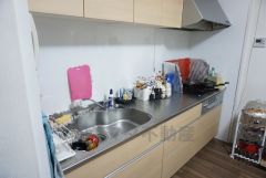 カウンター上下に収納が付いるので何かと増えるキッチン用品の収納に大活躍。使い勝手の良いキッチンで家事の効率も良い設計になっております。