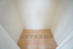 収納力豊富なウォークインクローゼット。洋服や小物などを1箇所にまとめて美しい収納を実現します。スーツケースのような大型の荷物も置けます＾＾