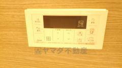 湯量・湯温の設定、そして保温までワンタッチのフルオートバス。便利な追い炊き機能付きです。
