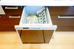 食事の後の手間を解消する食器洗い乾燥機付。冬場の洗い物で手荒れの悩みもなくなります。手洗いよりも節約できて便利。