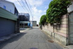 現地（2025年8月）撮影。大型車の通行が少なく、騒音や振動が少ないので静かで快適な生活を送れます。