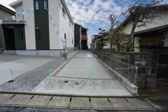 駐車スペースはゆとりある3台分を確保。マイカー用に、お客さま用に、余裕を持ってご利用いただけます。