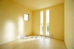 住む人のこだわりを活かす洋室。日当たりがよく、寝室としての利用もおすすめ。広めのクローゼットには荷物をすっきり片付けられ、ゆとりのある暮らしが出来ます＾＾