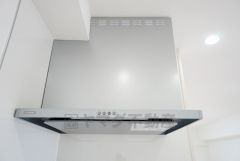 お手入れが簡単なスリム型レンジフードです。調理により発生する油煙や臭いを吸い込み、屋外へ排気してくれます。