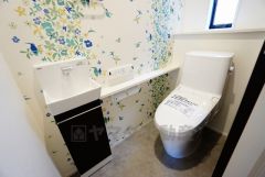 温水洗浄機付トイレです。節水機能もあるので、安心して使えますね。もちろん、1階2階の2ヶ所にトイレがあるので、忙しい朝にもゆとりができますね。