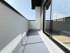 陽当たりの良いバルコニーです。お洗濯やお布団干しはもちろん、日光浴スペースにも。足元は防水工事施工済です。