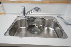 広々とした凸型シンクに洗剤ポケットを標準装備。大きなお鍋など洗いやすいです。