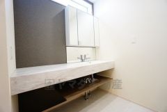 スタイリッシュでお洒落な洗面化粧台＾＾ 収納スペースも確保されており歯磨きセットやスキンケア用品などの収納に便利ですね。生活感も隠すことができ、来客時にも安心です。