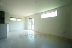 大きな窓のあるリビングは、陽光あふれる明るい空間です。居心地良く、ご家族皆がゆったり寛げる憩いの空間となりそうです。