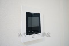 防犯性、セキュリティ対策に安心できるテレビモニター付きインターフォンです。セールスマン対策にもなり安心できます。