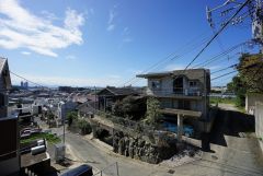 2階バルコニーからの眺望です。前面に遮るものがなく景色を一望できます。南向きで、日当たりも良好。お洗濯物が良く乾きます。
