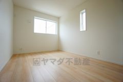 木目調のシンプルデザインで落ち着きと安らぎの空間に仕上げています。各部屋に収納が完備されているので、お荷物が増えても安心の設計です。