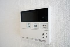 同仕様写真。キッチン横からお湯張り、追い炊き、足し湯がボタン一つで楽々操作できる給湯機リモコンです。忙しい夕飯準備の時間帯に重宝しますね。