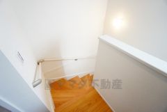 小さなお子様やご高齢の方でも安心できる、手すり付き階段。段差も低めで設定されており、安全性にも優れています。