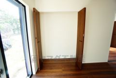 物が散らかりやすいリビングに収納スペースを確保。書類や雑貨をひとまとめにできまるため、お部屋をすっきりさせることが出来ます。