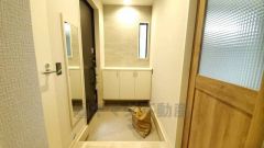 たっぷり収納できるシューズボックスです。家族全員の靴がきれいに整頓できます。棚の上にお花や写真を飾っても良いですね。