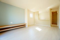 リビングは広々とした設計で、家族が集い、寛ぐ暮らしの空間を演出しています。思い思いの時間を過ごしたり、家族みんなで食事をしたり、素敵な団らんの場になりますね。