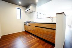 対面式カウンターキッチンからはお子様の様子が見守れます。ダイニングへの配膳や調理の時便利なカウンター付き。