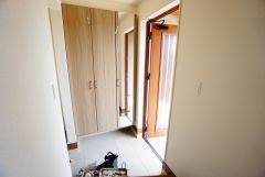 シューズボックスには、家族全員の靴がきれいに整頓できます。全身鏡付きで、お出かけ前にコーディネートのチェックが出来ますね。