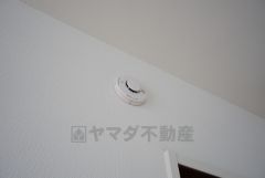 火災による煙や熱を感知して、警報音やブザー等で火災の発生を知らせてくれる火災警報器。