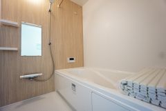 同仕様写真。1日の疲れを癒すくつろぎのバスルーム。足を伸ばしてもゆったりと入れるサイズです。お子様と一緒にお風呂に入っても狭くないですね^^