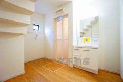 三面鏡つき洗面台。収納も一体型になっているので、ドライヤーやヘアアイロンの置き場に困りません。