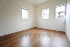 同仕様写真。住む人のこだわりを活かす洋室。日当たりがよく、寝室としての利用もおすすめ。広めのクローゼットには荷物をすっきり片付けられ、ゆとりのある暮らしが出来ます＾＾