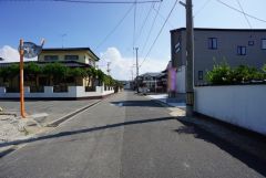 前面道路は6ｍあり、車同士がすれ違うスペースが十分にあります。全戸駐車スペースも2台確保、来客時にも便利。