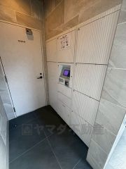 不在時でも荷物が受け取れる宅配ボックス完備。共働きの家庭や外出の多い方に便利。お子様の留守番中も安心ですね＾＾