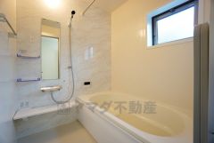 同仕様写真。1日の疲れを癒すくつろぎのバスルーム。足を伸ばしてもゆったりと入れるサイズです。お子様と一緒にお風呂に入っても狭くないですね^^
