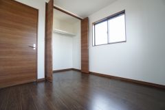明るい洋室です。ベッドや机、ＴＶを置いてもゆとりのある広さです。