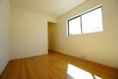 同仕様写真。暖かい日差しが差し込む洋室。たっぷり収納できるクローゼット付きでお部屋の中をすっきりと快適に保てます。