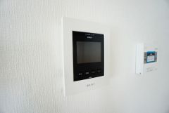 防犯性、セキュリティ対策に安心できるテレビモニター付きインターフォンです。セールスマン対策にもなり安心できます。
