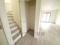 物が散らかりやすいリビングに収納スペースを確保。書類や雑貨をひとまとめにできまるため、お部屋をすっきりさせることが出来ます。