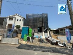 現地（2026年4月27日）撮影。三苫駅徒歩8分で、忙しい朝もゆとりの時間が持てます。シンプルでいつまでも飽きのこないデザインが周囲の環境に調和し、どんなご家族にもフィットするデザインです。