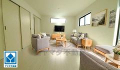 家具はイメージです。大きな窓のあるリビングは、陽光あふれる明るい空間です。居心地良く、ご家族皆がゆったり寛げる憩いの空間となりそうです。