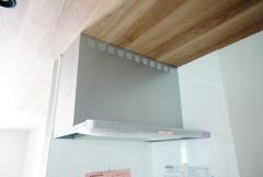 コンロ上には換気扇完備＾＾調理時の蒸気や匂いが換気扇に誘導され、効率的に排煙ができます＾＾