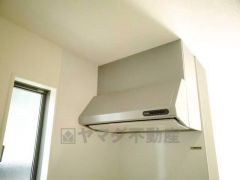 お手入れが簡単なスリム型レンジフードです。調理により発生する油煙や臭いを吸い込み、屋外へ排気してくれます。