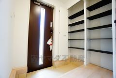 白を基調とした明るい玄関です。大容量のシューズボックスは家族全員の増えがちな靴や物をすっきり収納できます。