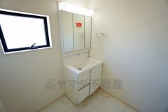 同仕様写真。三面鏡つき洗面台。鏡裏にたっぷりとした収納スペースがあります。鏡を閉めてしまえば小物は見えないため、スッキリとした印象の洗面台にできます。