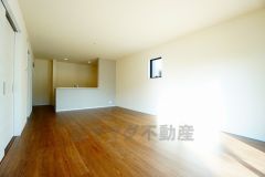 リビングは広々とした設計で、家族が集い、寛ぐ暮らしの空間を演出しています。思い思いの時間を過ごしたり、家族みんなで食事をしたり、素敵な団らんの場になりますね。