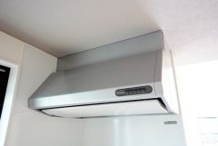 お手入れが簡単なスリム型レンジフードです。調理により発生する油煙や臭いを吸い込み、屋外へ排気してくれます。